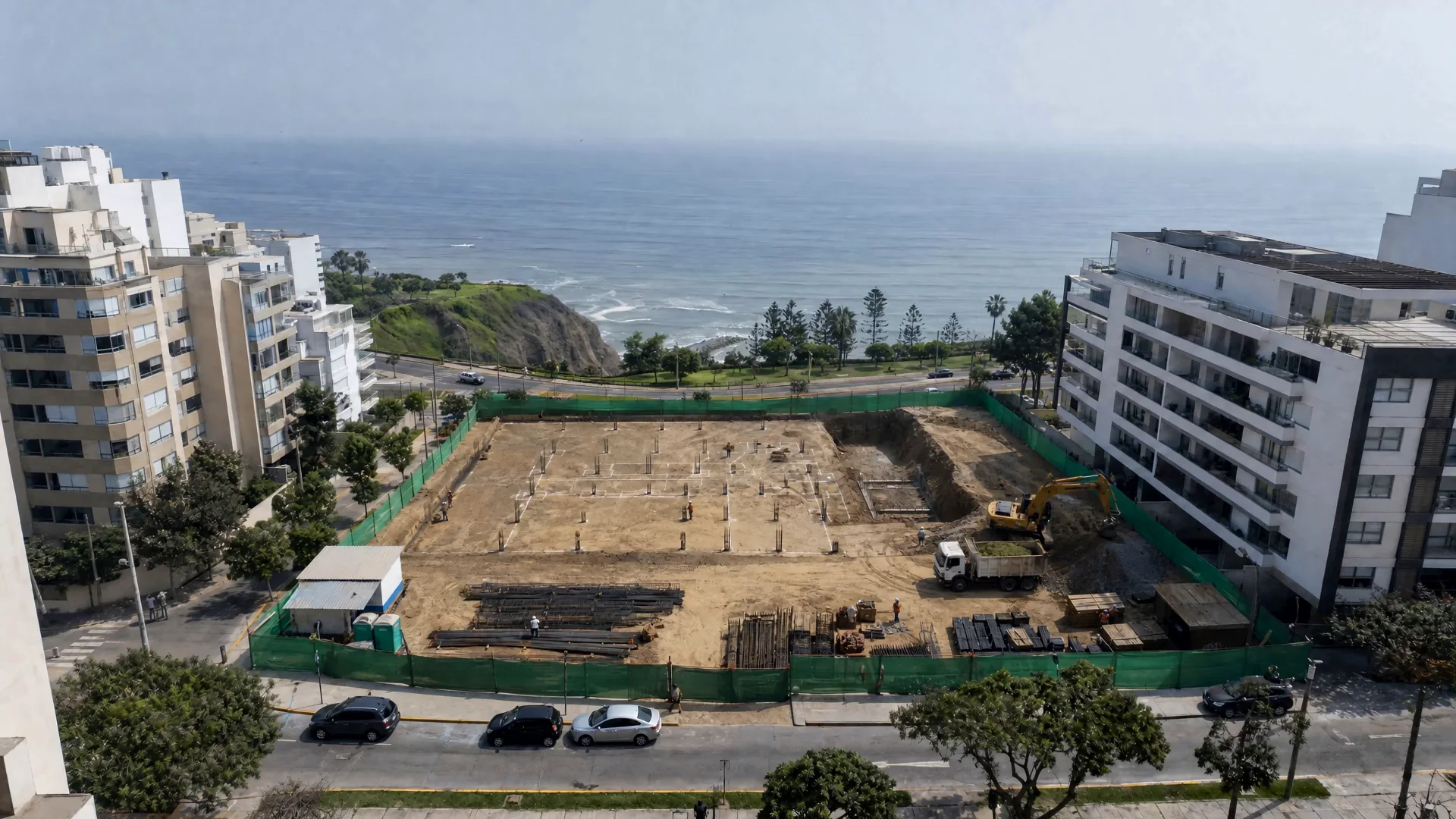 Cisneros 780 en Miraflores: el solar vallado antes de empezar, frente al acantilado de la Costa Verde