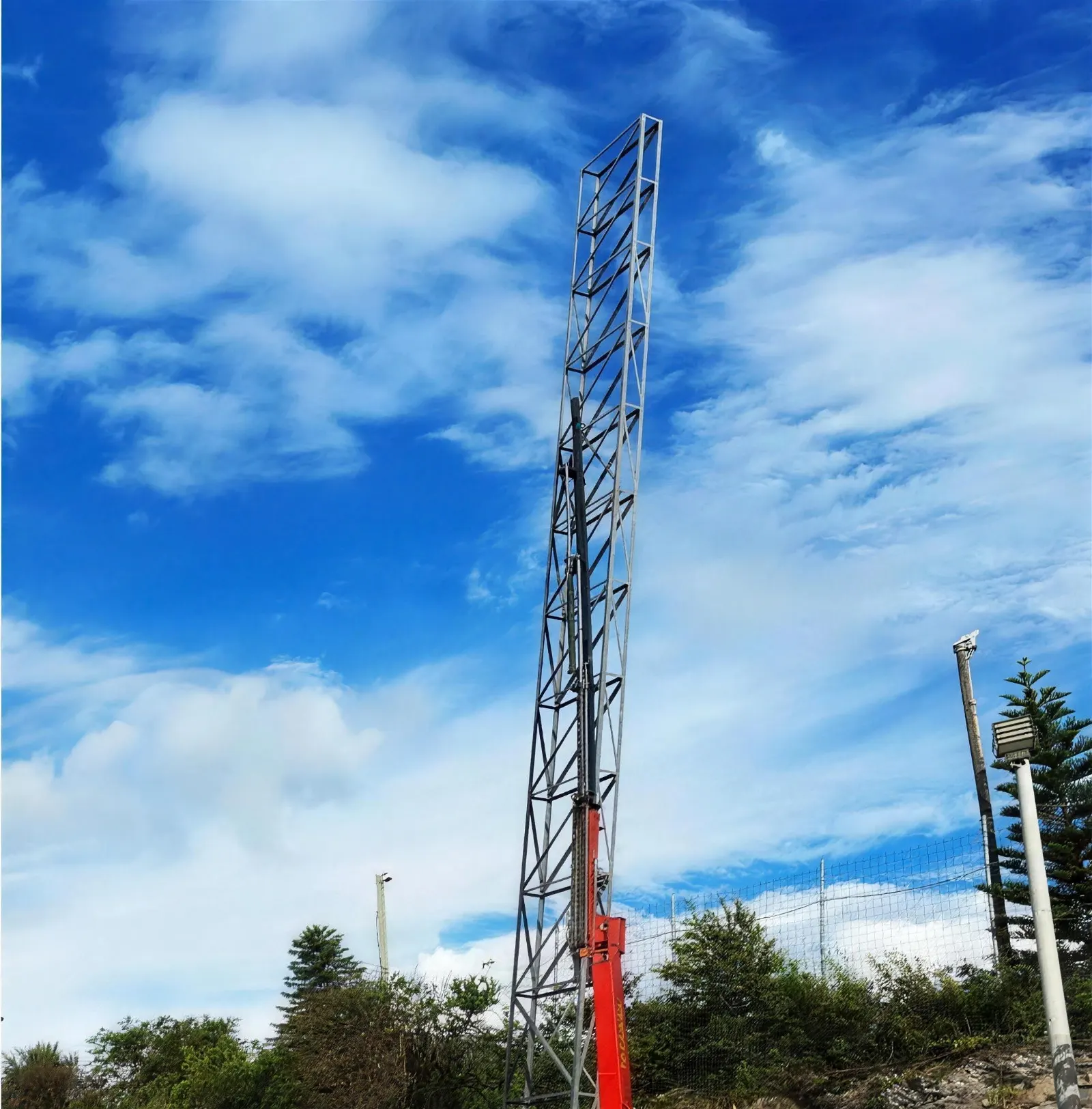 Estructura metálica de soporte en obra exterior