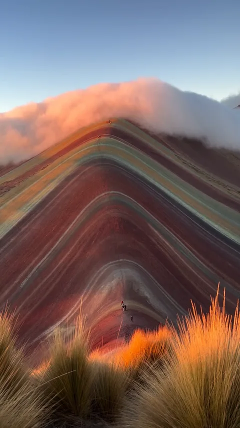 La nube cruzando la montaña