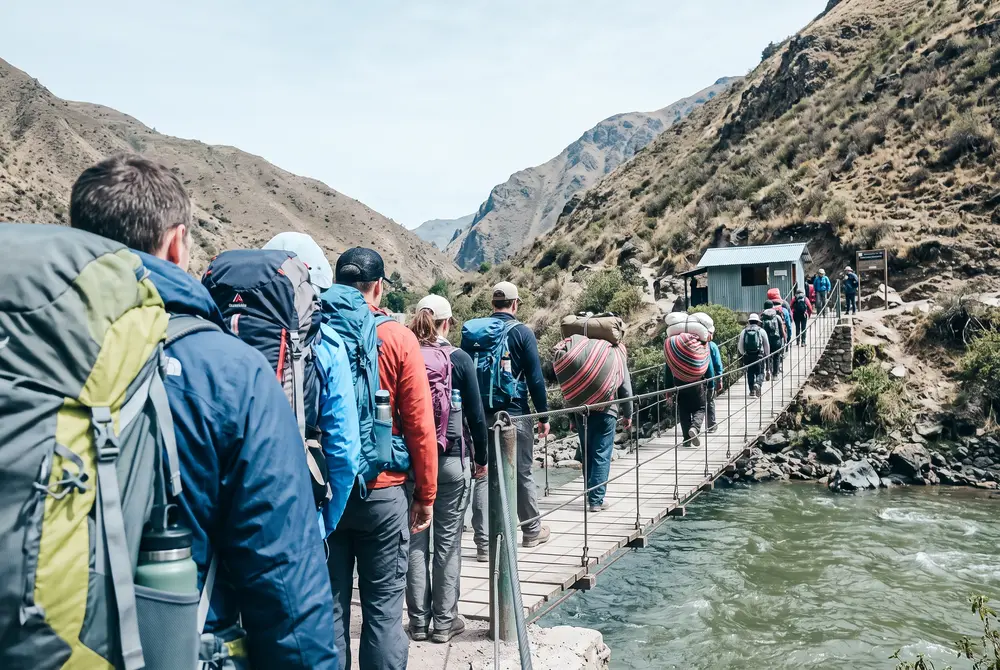 El Km 82: el puente y los porteadores — Camino Inca 4 días