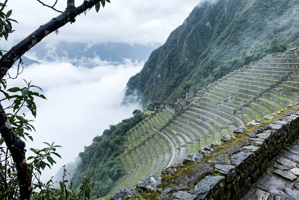Wiñay Wayna, con las nubes por debajo — Camino Inca 4 días