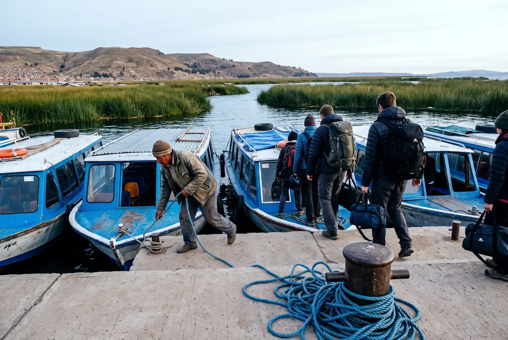 El puerto de Puno, entre los totorales — Uros y Taquile