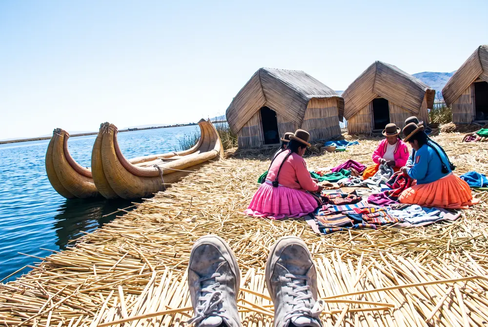 Uros: cómo se construye una isla de totora — Uros y Taquile