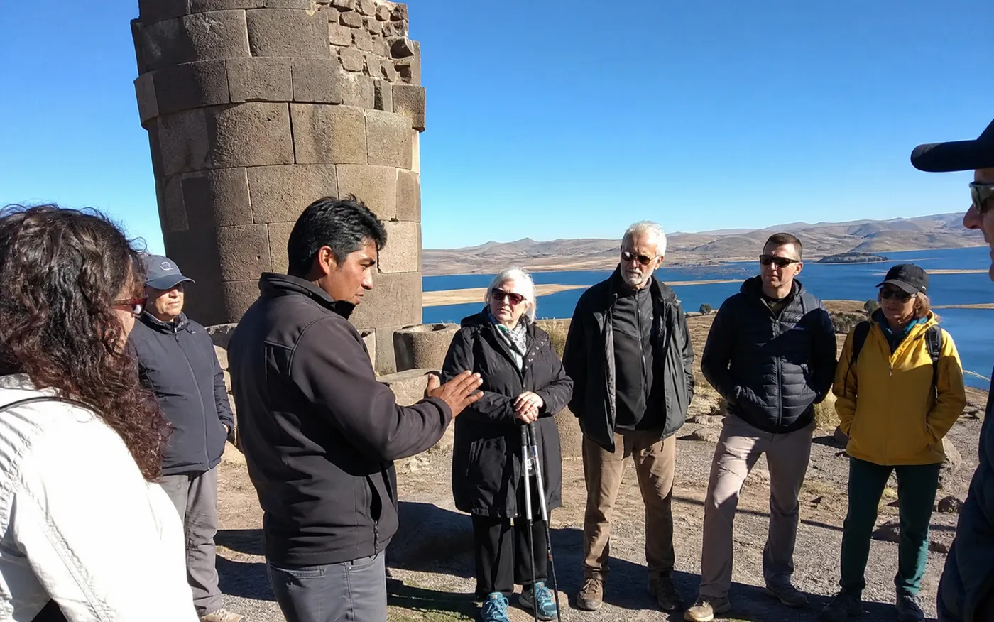 Un guía explicando los muros incas de Ollantaytambo a un grupo pequeño