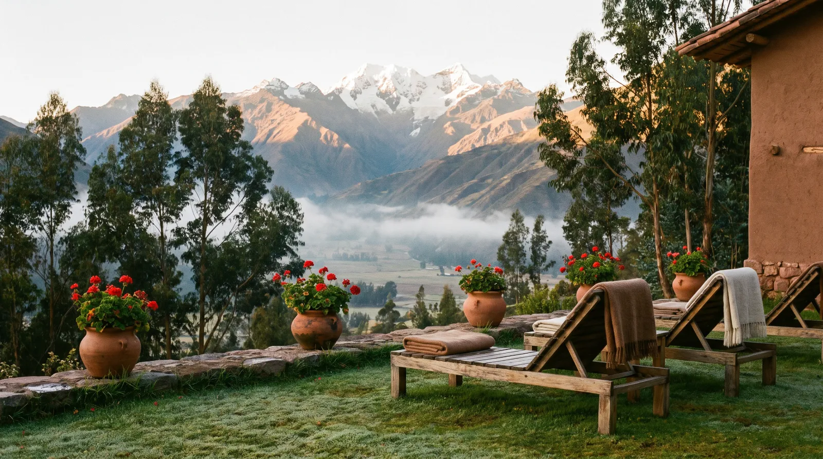 Amanecer desde la terraza de IntiWasi: neblina sobre el valle y los Andes dorados