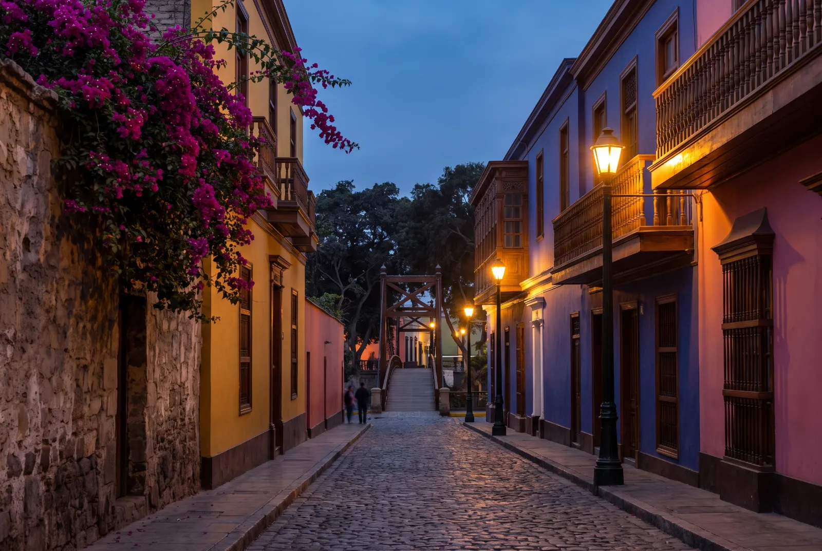 Calle de Barranco al anochecer, con fachadas de colores y buganvilias