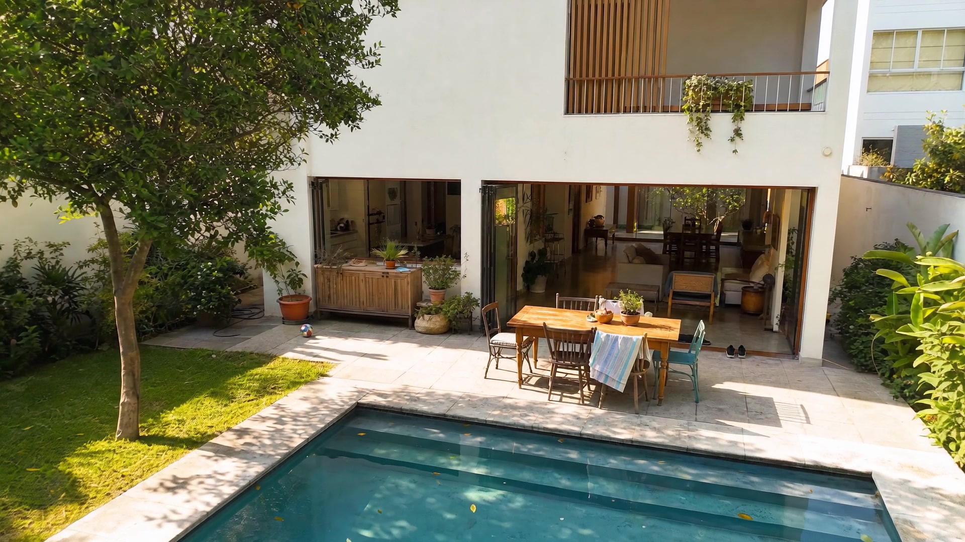 Patio con piscina y comedor exterior de la Casa Bolognesi, Miraflores