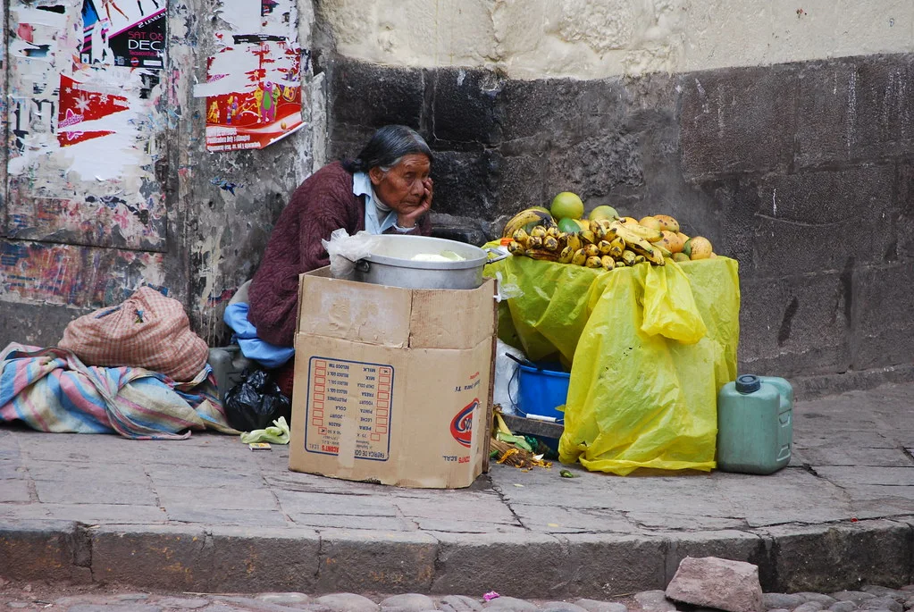 La frutera de la esquina no necesita vitrina.