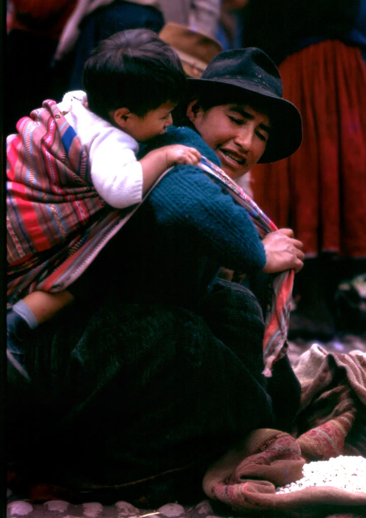 Madre e hija — La lliclla que carga dos generaciones