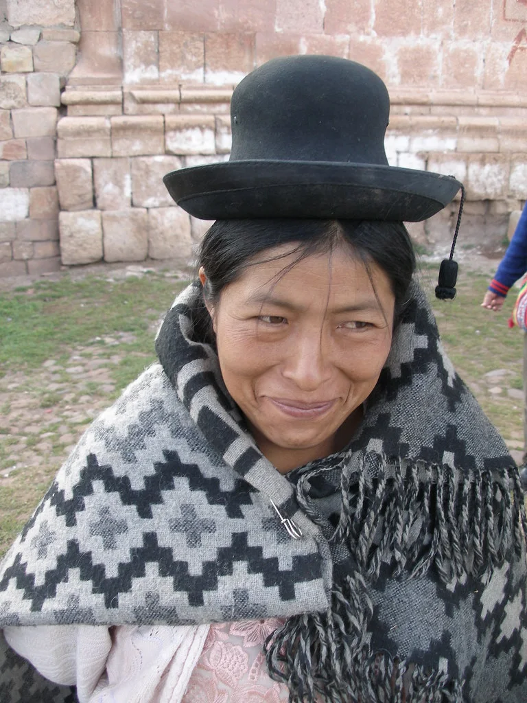 Mujer del Ande — Poncho de lana en la altura