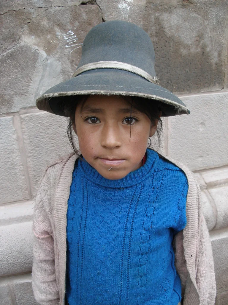 Niña de Cusco — Retrato en la piedra del centro histórico