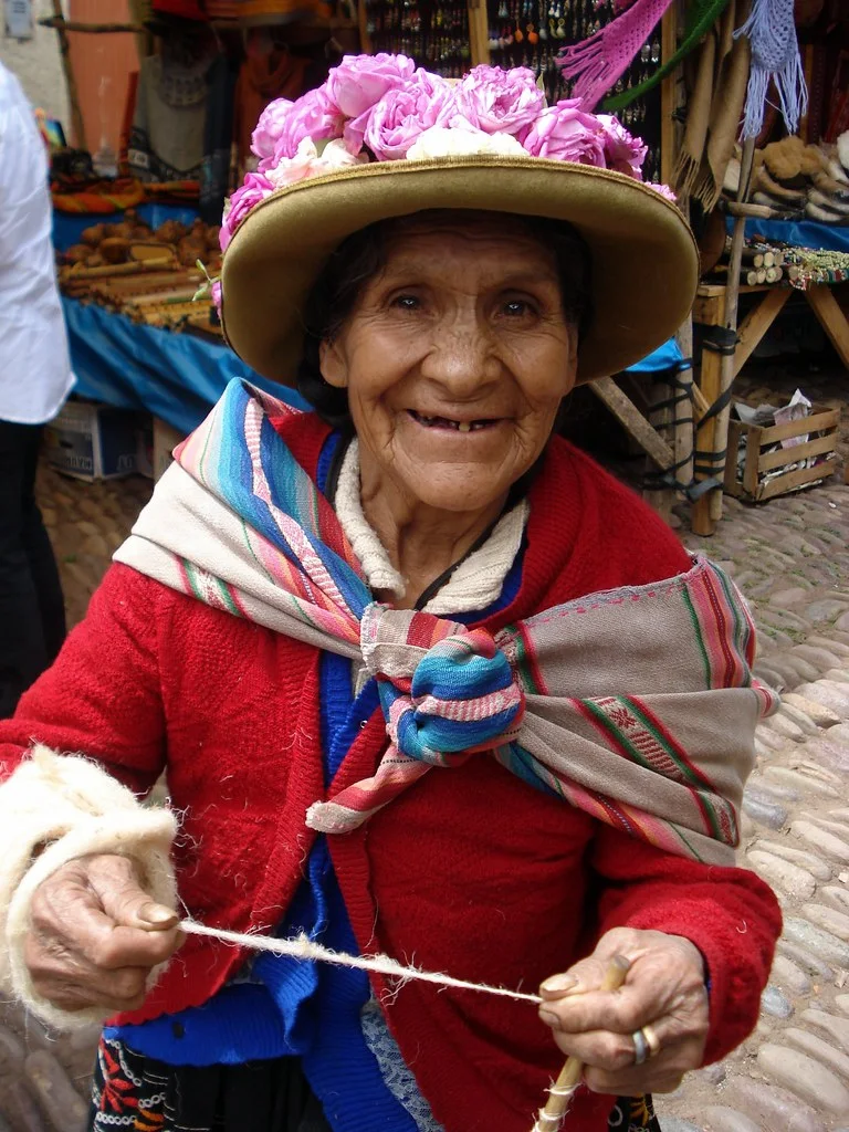 La tejedora — Manta roja, mirada de trabajo