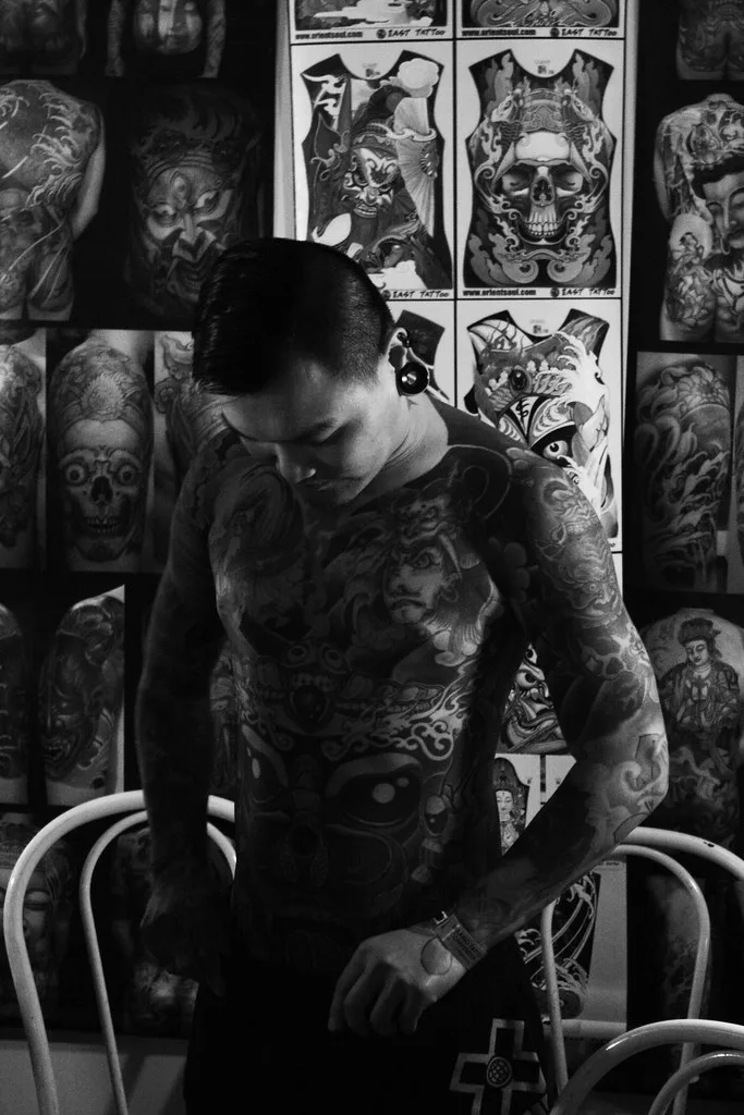 Espalda tatuada completa en blanco y negro