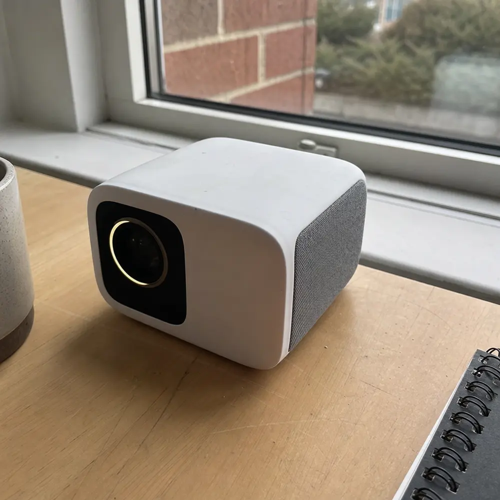 El proyector NIMBO sobre un escritorio junto a la ventana